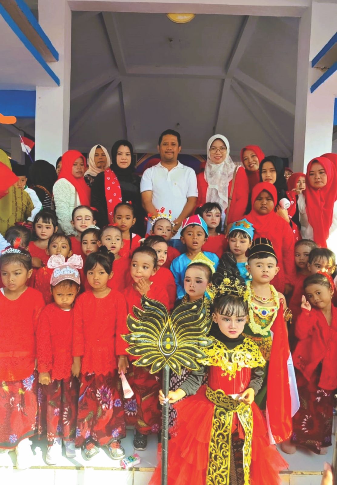 MERIAH: Camat Karang Penang berpose bersama peserta pawai PAUD di Kantor Kecamatan Karangpenang, Sampang, Kamis (21/8).