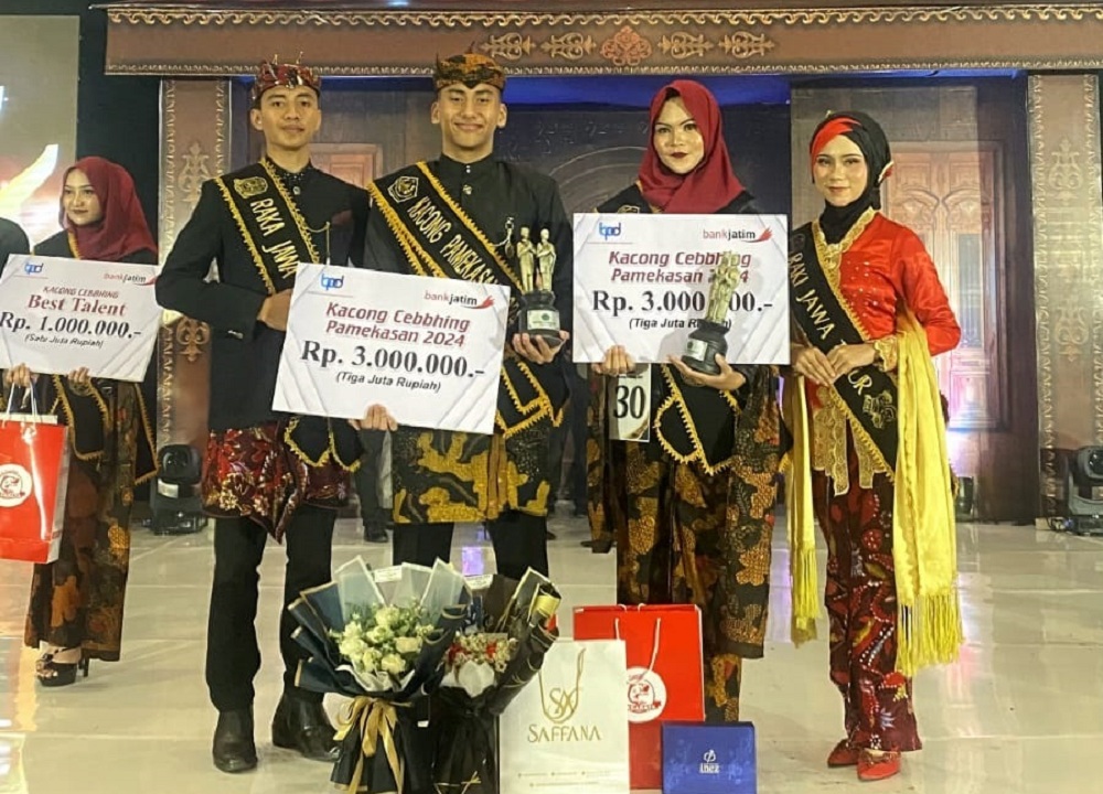 PRESTASI: Kacong Cebbing berfoto bersama dalam pemilihan yang diselenggarakan Disporapar Pamekasan, tahun lalu.