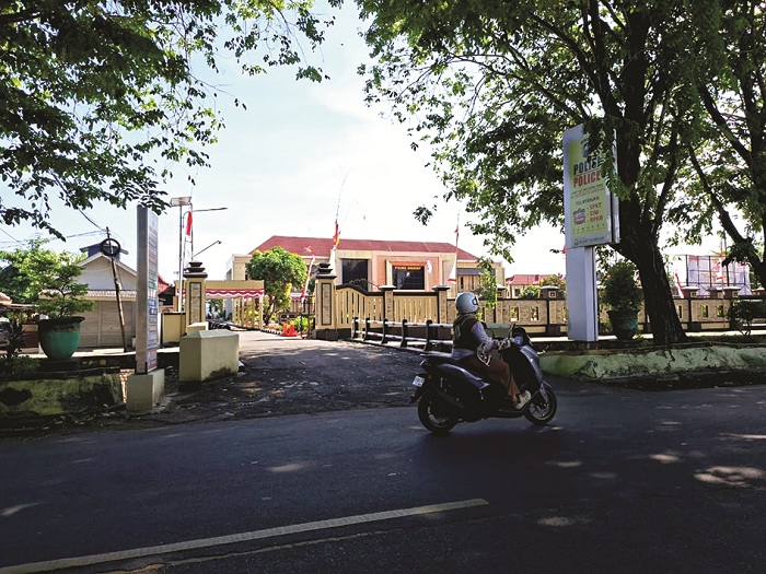 MEGAH: Masyarakat melintas di depan kantor Polres Sumenep di Jalan Urip Sumoharjo, Pabian, Kecamatan Kota, Jumat (22/8). (MOH. LATIF/JPRM)