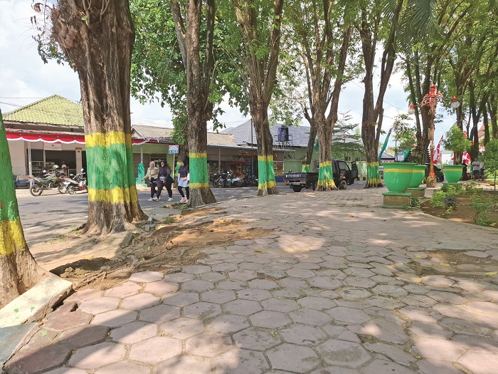 RUSAK: Sejumlah warga berolahraga di area Taman Bunga Pottre Koneng, Sumenep, Jumat (22/8). (MOH. LATIF/JPRM)