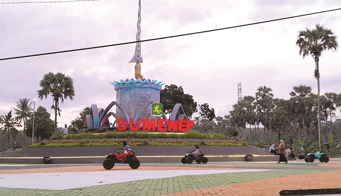 SIMBOL: Warga berekreasi di area Tugu Keris, Desa Sendang, Kecamatan Pragaan, Sumenep. (MOH. LATIF/JPRM)