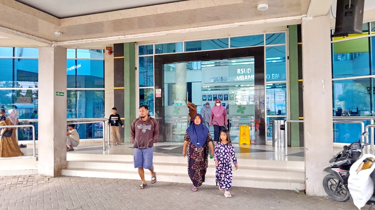 FASKES: Warga sedang mengakses layanan kesehatan di RSUD Syamrabu, beberapa waktu lalu.