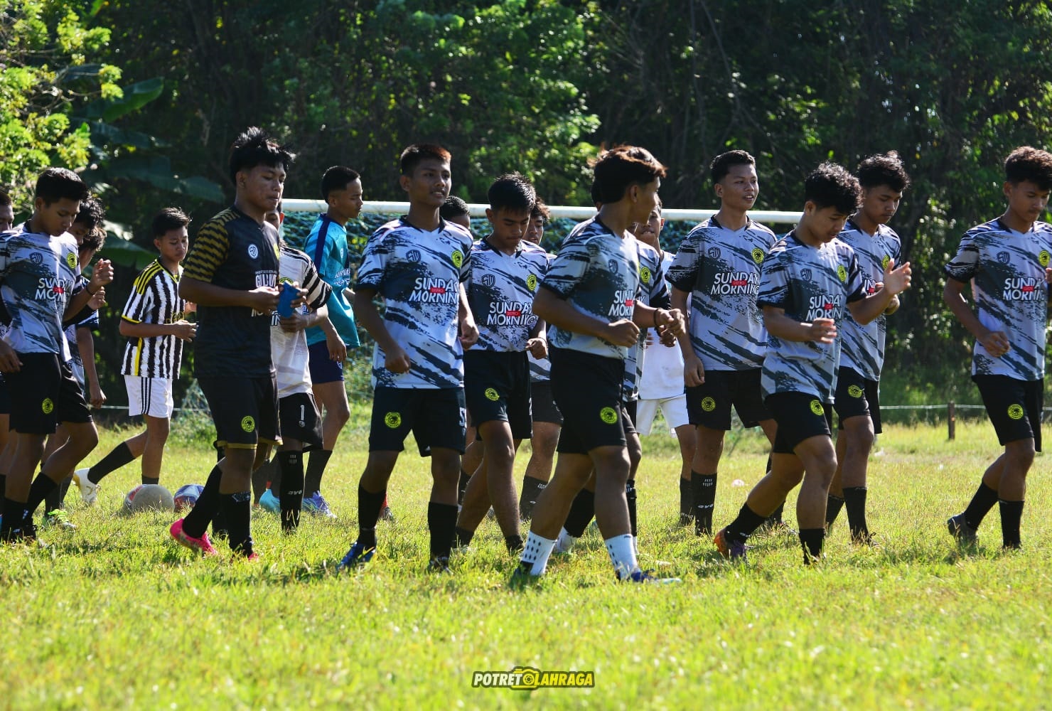 PENUH SEMANGAT: Pemain PSG saat melakukan latihan di lapangan Krampon, Sampang, Minggu (3/8).