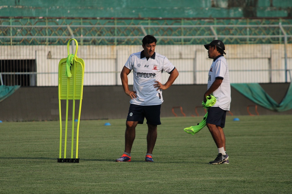ALFREDO VERA Pelatih Madura United