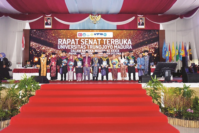 MEMBANGGAKAN: Rektor beserta senat UTM berfoto bersama dengan wisudawan dan wisudawati berprestasi, Sabtu (23/8). (UTM UNTUK JPRM)