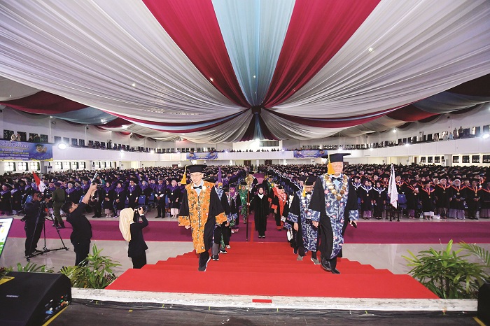 BERSAHAJA: Rektor UTM Prof Dr Safi&rsquo; menyampaikan sambutan dalam rapat senat terbuka wisuda XXXIX. (UTM UNTUK JPRM)