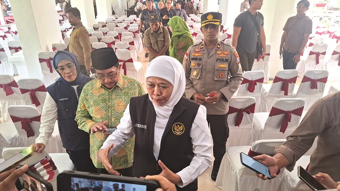 BERI KETERANGAN: Gubernur Jatim Khofifah Indar Parawansa (rompi hitam) saat memberikan keterangan kepada sejumlah awak media di Pendopo Keraton Sumenep, Sabtu (23/8). (MOH. IQBAL/JPRM)