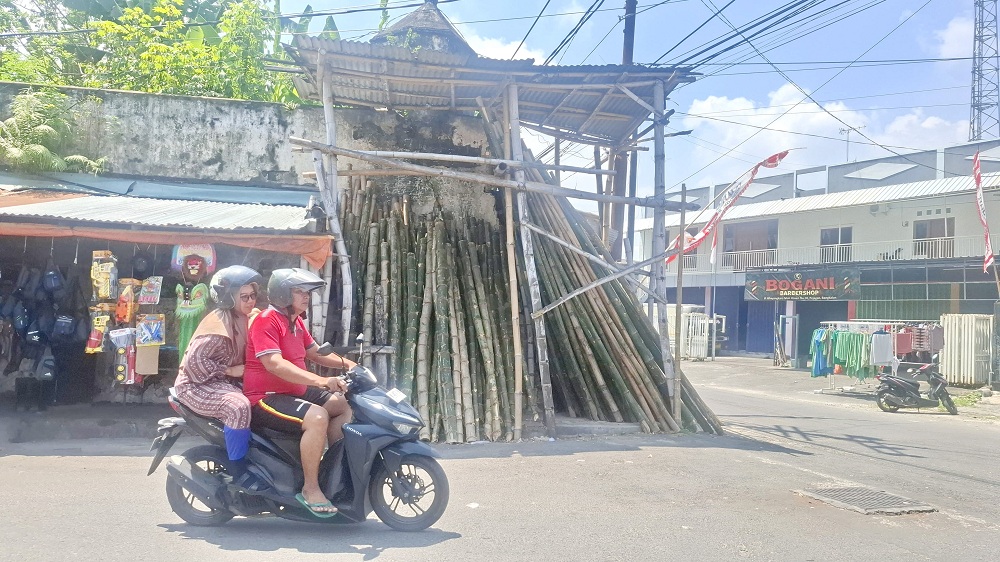 PENINGGALAN SEJARAH: Pengendara melintas di dekat Benteng Erfprins yang berada di Kelurahan Pejagan, Kecamatan Bangkalan, Jumat (22/8).
