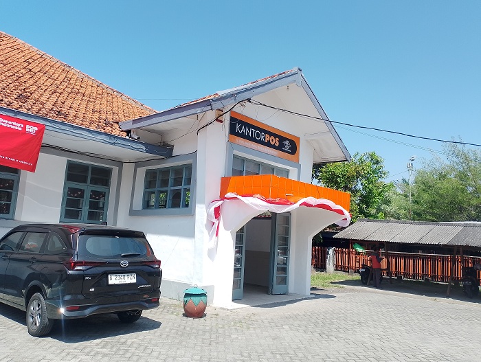 PERUSAHAAN PELAT MERAH: Warga berada di halaman kantor PT Pos Cabang Sampang di Jalan Suhadak, Sampang, Senin (25/8). (UBAIDILLAHIR RAIE/JPRM)