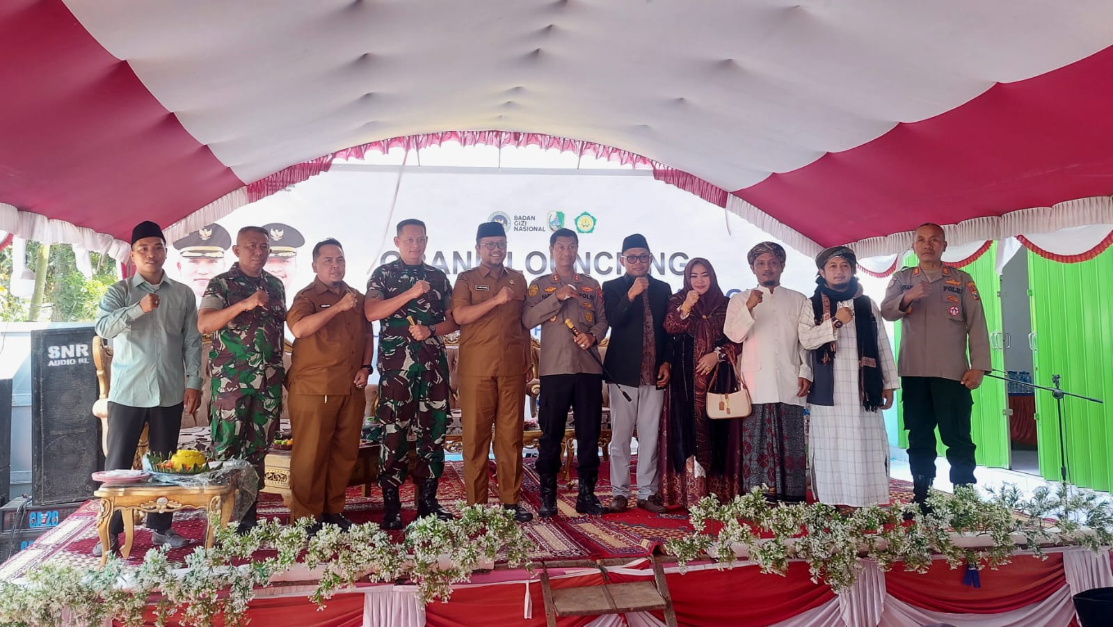 SEMANGAT: Wabup Ahmad Mahfudz, Kepala Mitra SPPG Durun Najah Mohammad Dofir berfoto bersama jajaran forkopimda dan tomas saat launching SPPG Darun Najah Desa Jungkarang, Jrengik, Sampang, Senin (25/8)