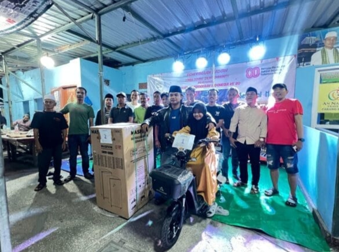 SEMARAK: Panitia dan anggota WSC foto bersama peraih hadiah utama di warkop Pak Salim, Sabtu (23/8).
