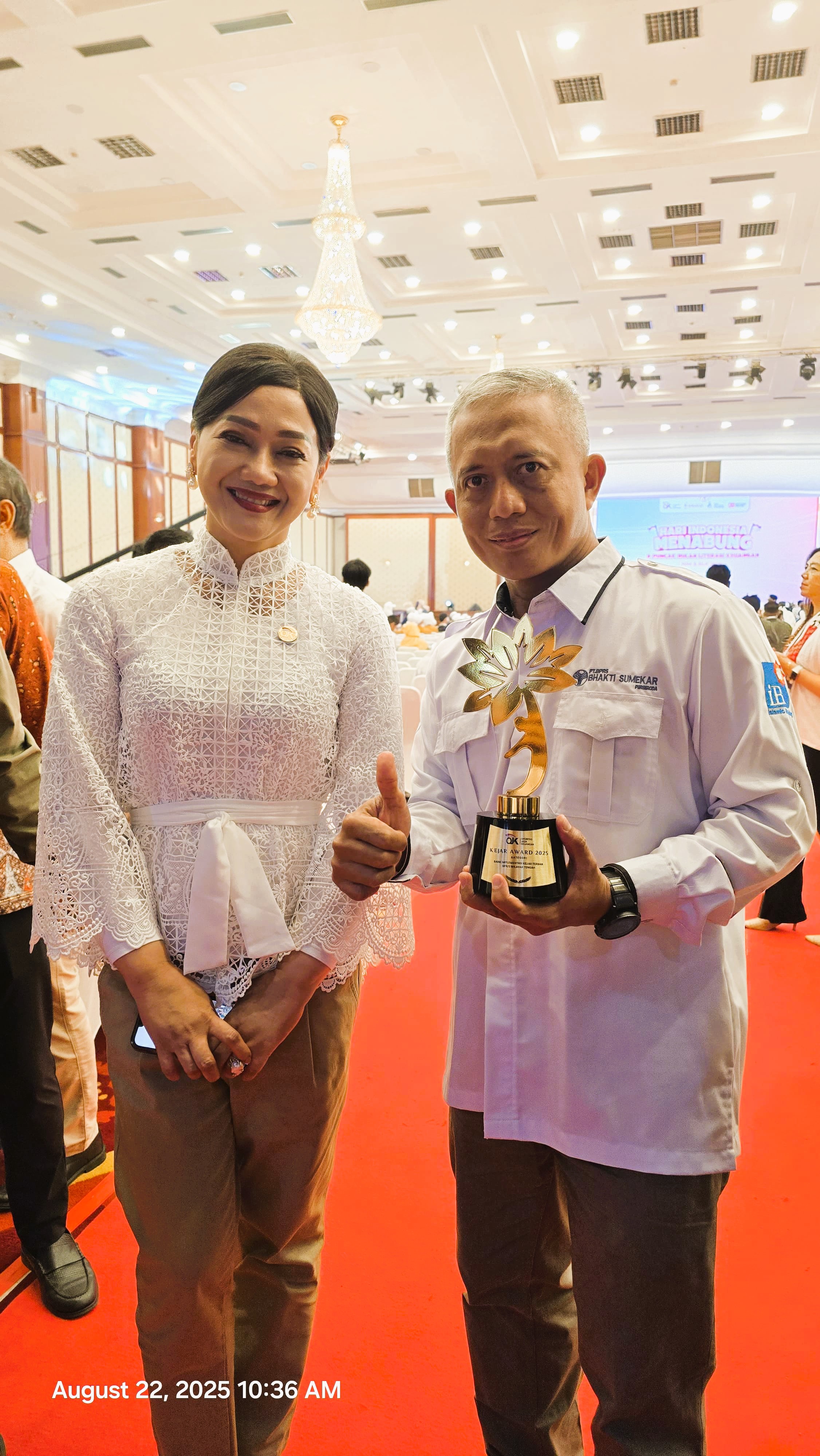 SEMRINGAH: Dirut BPRS Bhakti Sumekar Hairil Fajar foto bersama Kepala Eksekutif Pengawas Perilaku Pelaku Usaha Jasa Keuangan, Edukasi dan Perlindungan Konsumen OJK Friderica Widyasari Dewi, Jumat 22/8