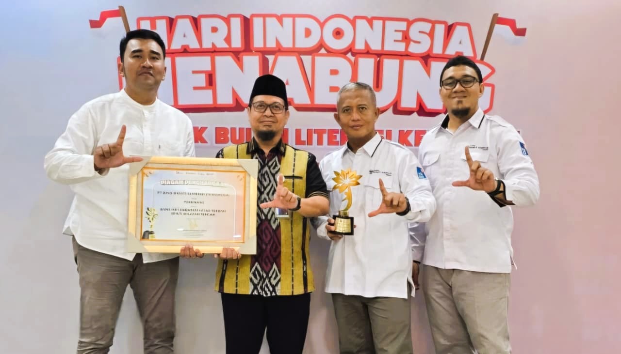 MELAYANI: Dirut BPRS Bhakti Sumekar Hairil Fajar usai meraih Kejar Award 2025 sebagai Bank Implementasi Kejar terbaik kategori BPR/S wilayah tengah, di Jakarta, Jumat (22/8).