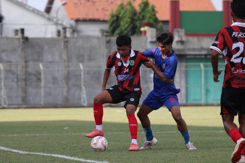 ADU SKILL: Pemain Perseba Bangkalan (seragam merah) berebut bola dengan pemain Arema saat bermain di Stadion Gelora Bangkalan (SGB), Sabtu (23/8).