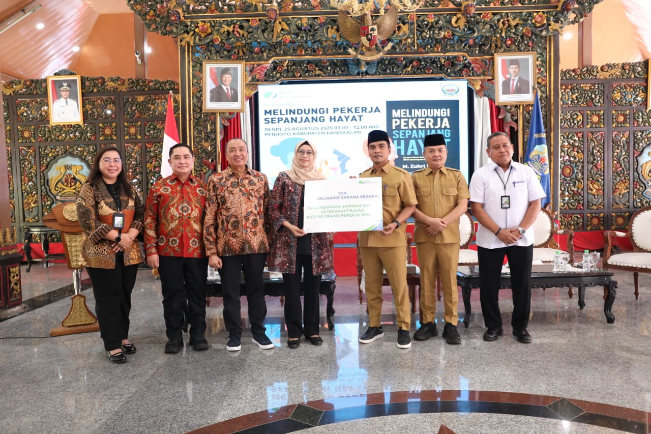 SIMBOLIS: Bupati Bangkalam Lukman Hakim menerima CSR PT. Adiluhung Sarana Segara.