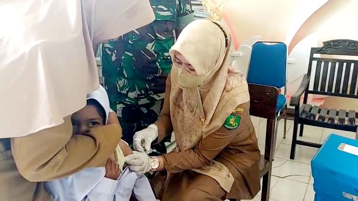 PENCEGAHAN: Petugas kesehatan melakukan imunisasi di SDN Babbalan, Kecamatan Batuan, Sumenep, Selasa (26/8). (MOH. LATIF/JPRM)