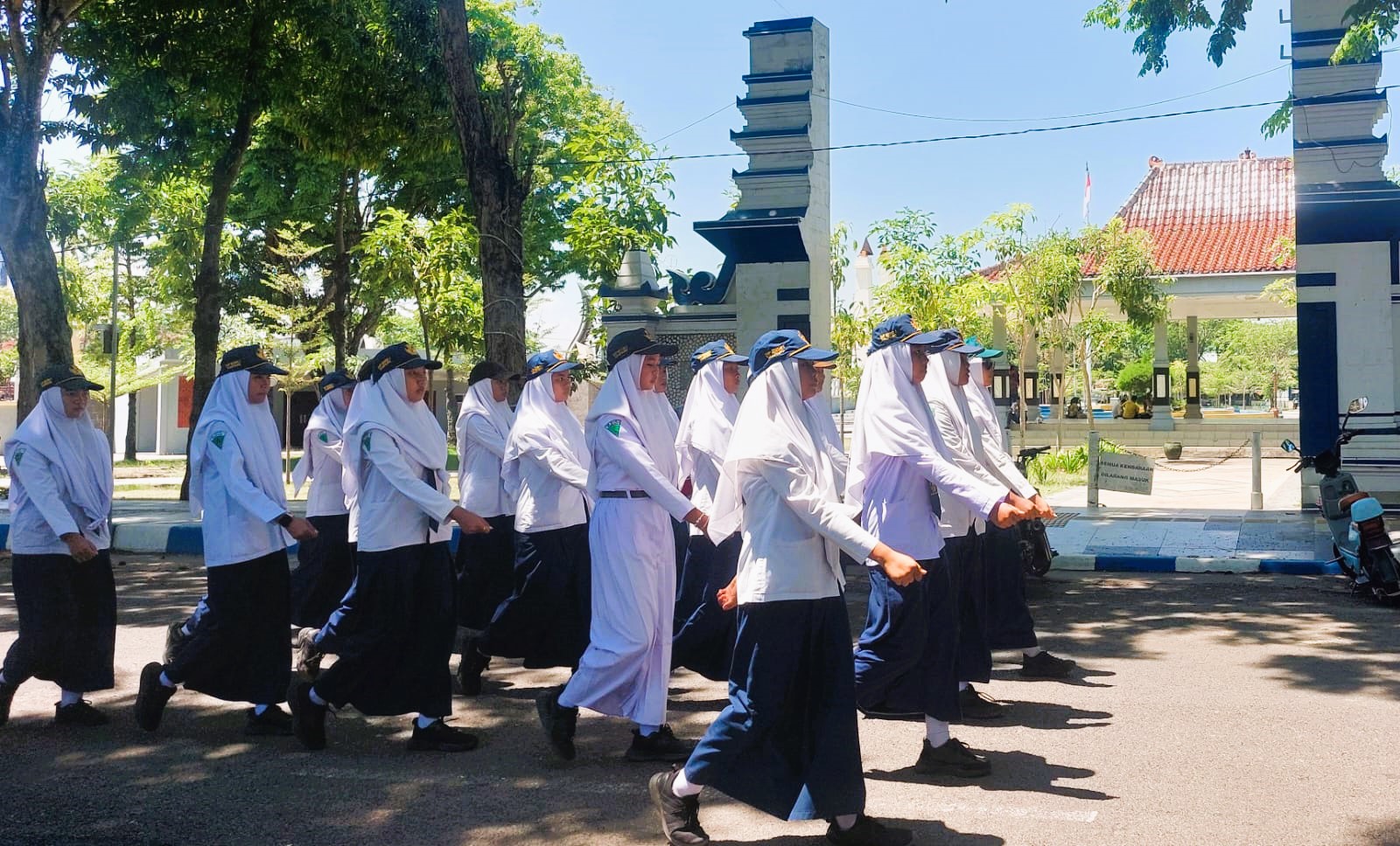 TEGAP: Sejumlah siswa sedang latihan gerak jalan di Jalan Wijaya Kusuma, Sampang, Seni  (25/08).