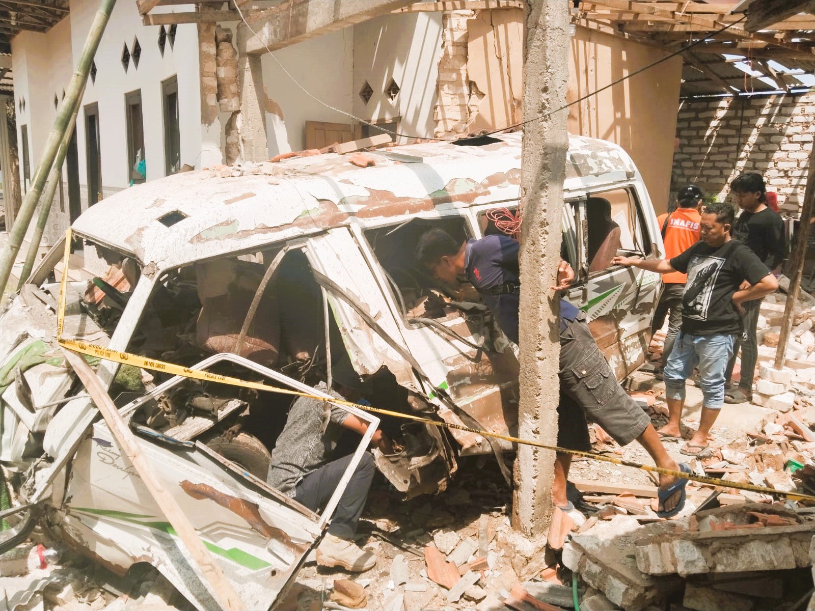 FOKUS: Tim Gegana Satbrimob Polda Jatim melakukan oleh TKP di lokasi ledakan Desa Tambagung Tengah, Kecamatan Ambunten, Seni (25/08).
