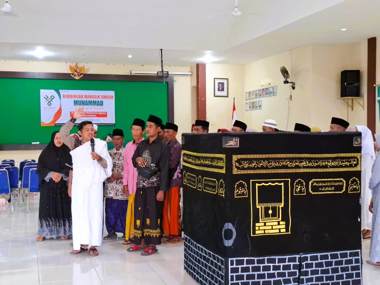 ANTUSIAS: Calon jemaah umrah mengikuti manasik PT Mohammad Tour and Travel di Aula Kemenag Sumenep, Minggu (24/8)