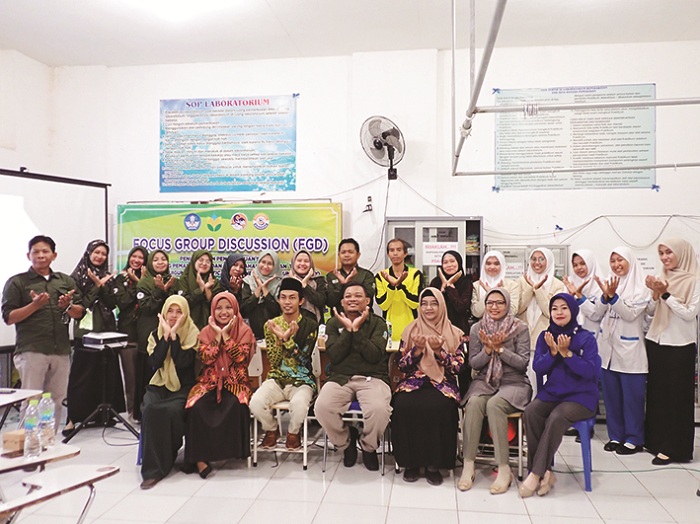 KOMPAK: Dosen Fakultas MIPA UA Ratno Budiyanto, M.Si dan tim berfoto bersama dengan guru dan murid SMK Bina Husada Pamekasan, Senin (28/7). (SMK BINA HUSADA PAMEKASAN UNTUK JPRM)