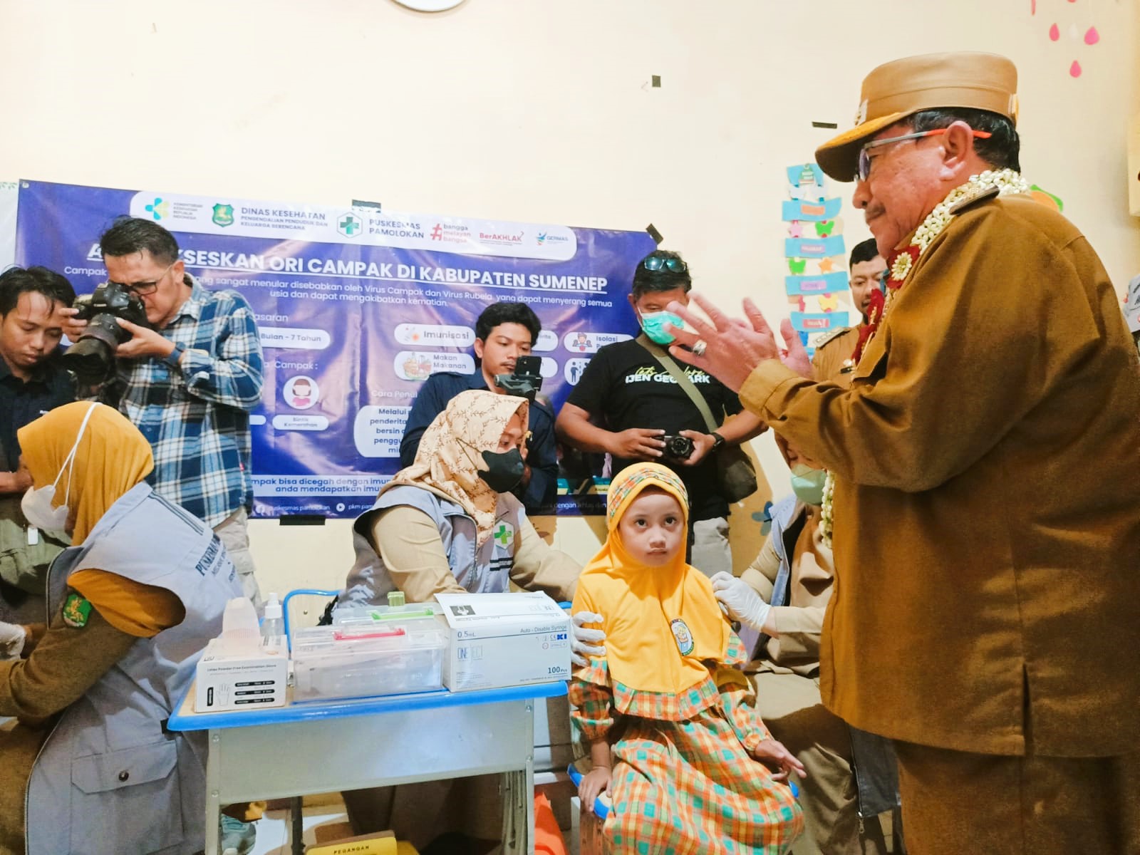 OPTIMIS: Wakil Bupati Sumenep Imam Hasyim memantau pelaksanaan vaksinasi serentak di PAUD HI Rumah Pintar, Kecamatan Kota Sumenep, Seni (25/08).