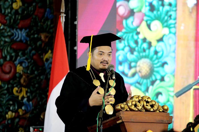 VISIONER: Ketua STKIP PGRI Bangkalan Fajar Hidayatullah menyampaikan sambutan dalam acara wisuda XXXVIII di Gedung Serbaguna Rato Ebuh Bangkalan Rabu (27/8). (VIVIN AGUSTIN HARTONO/JPRM)