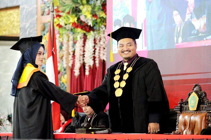 LANCAR: Ketua STKIP PGRI Bangkalan bersalaman dengan wisudawan XXXVIII di Gedung Serbaguna Rato Ebuh Bangkalan Rabu (27/8). (VIVIN AGUSTIN HARTONO/JPRM)