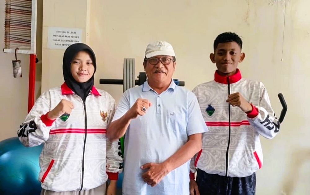 SIAP BERLAGA: Dua Atlet Kurash Bangkalan berfoto bersama sebelum berangkat ke Lombok Barat, Nusa Tenggara Barat (NTB) Senin (25/8).