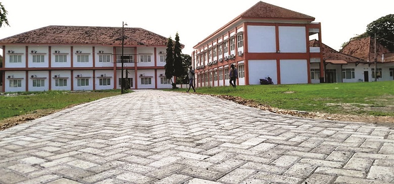 SEGERA BEROPERASI: Warga sedang berjalan di sekitar bagunan Sekolah Rakyat di Bangkalan Rabu (27/8). (M. KHOLIL RAMLI/JPRM)