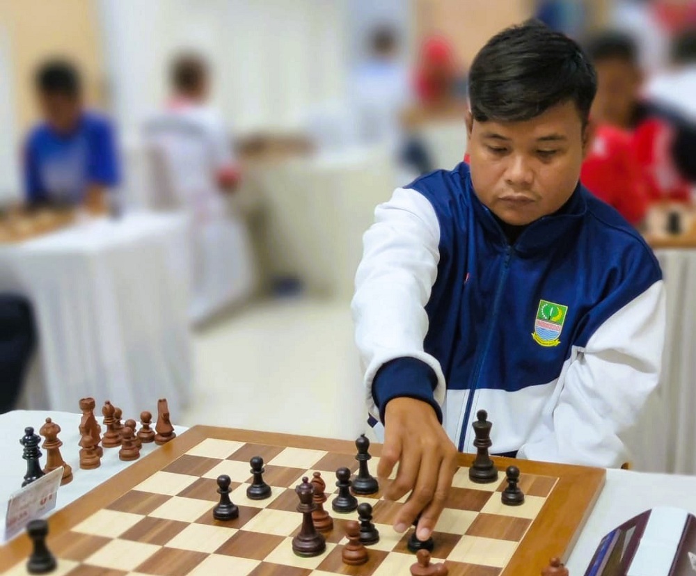 BERPRESTASI: Atlet Percasi Sampang Muhlis saat mengikuti Open Turnamen Catur di Mapolres Sampang, Senin (25/6).