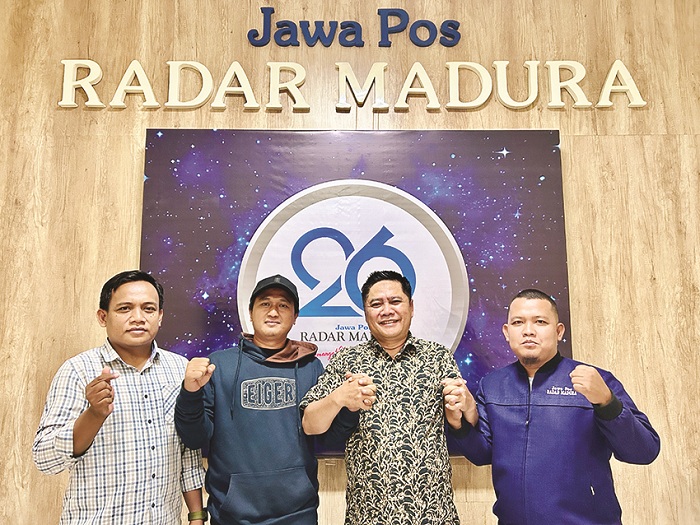 SEMANGAT: Dari kiri Manajer Iklan Fathorrahman, Kabiro Pamekasan Dafir, Direktur JPRM Abdul Aziz, dan Pemred JPRM Moh. Subhan berfoto bersama setelah sertijab di kantor pusat Rabu (27/8).