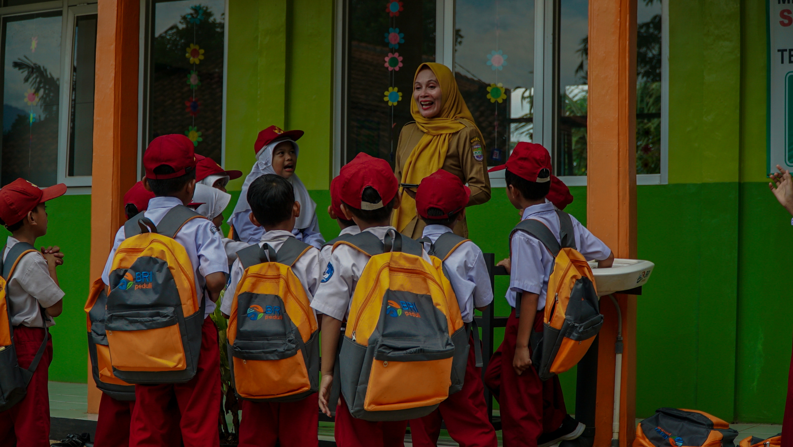SUMRINGAH: Para siswa mendapat bantuan beasiswa dan peralatan sekolah dari BRI Peduli.