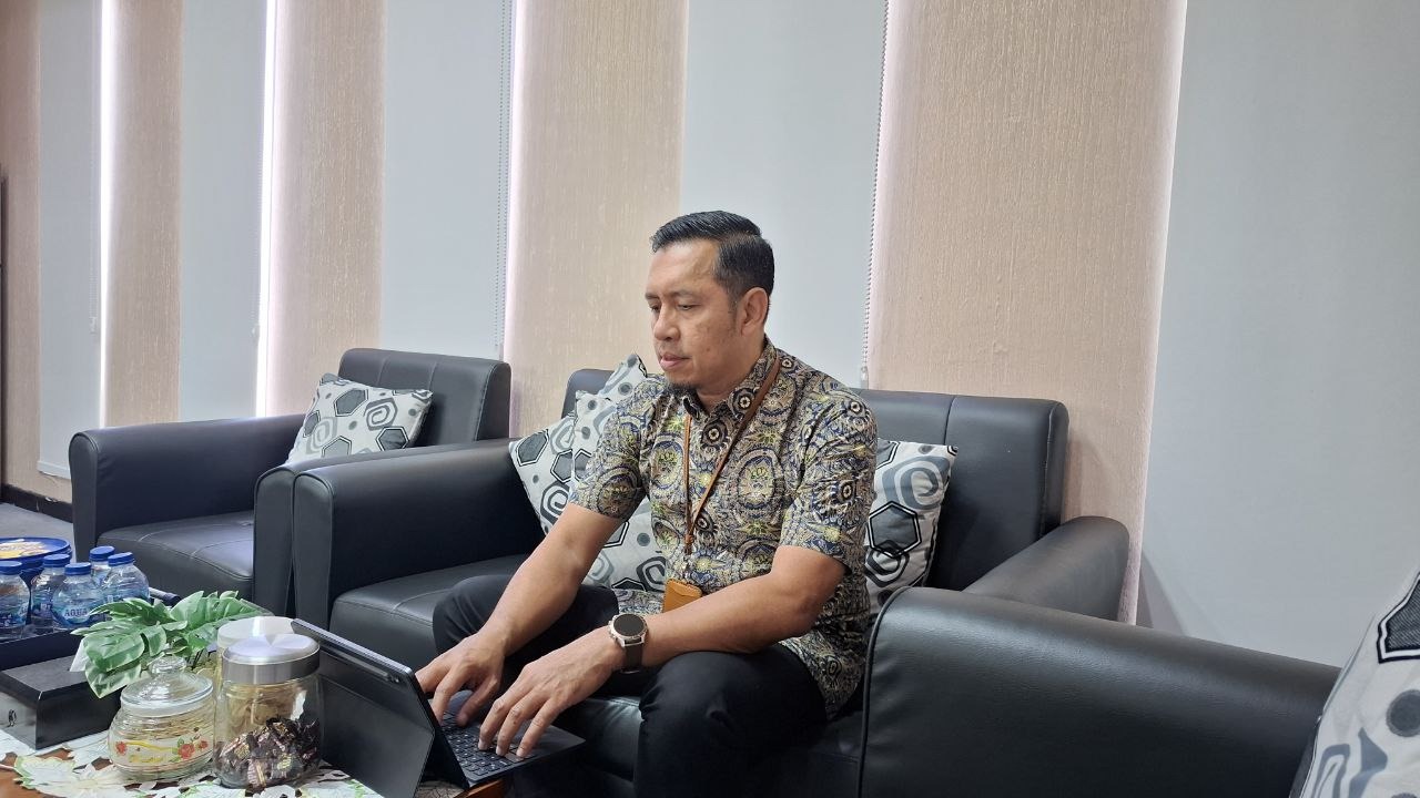BERKARISMA: Kepala BPJS Kesehatan Cabang Pamekasan, Nuzuludin Hasan saat berada di kantornya.