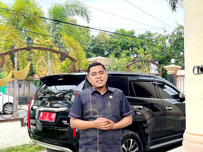 RAMAH: Ketua DPRD Pamekasan Ali Masykur ditemui di rumahnya beberapa waktu lalu. (ALI MASYKUR UNTUK JPRM)