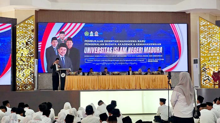 ANTUSIAS: Rektor UIN Madura Saiful Hadi saat menyampaikan sambutan pada pembukaan PBAK, Senin (25/8). (UIN MADURA UNTUK JPRM)