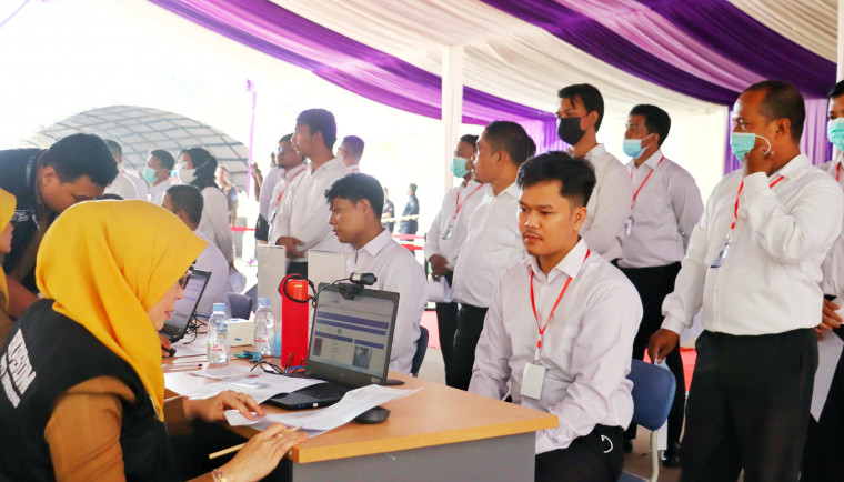 Peserta CPNS di cek satu persatu oleh panitia