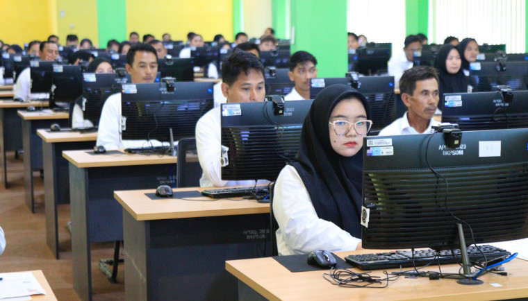 Peserta CPNS sedang fokus mengerjakan soal SKD
