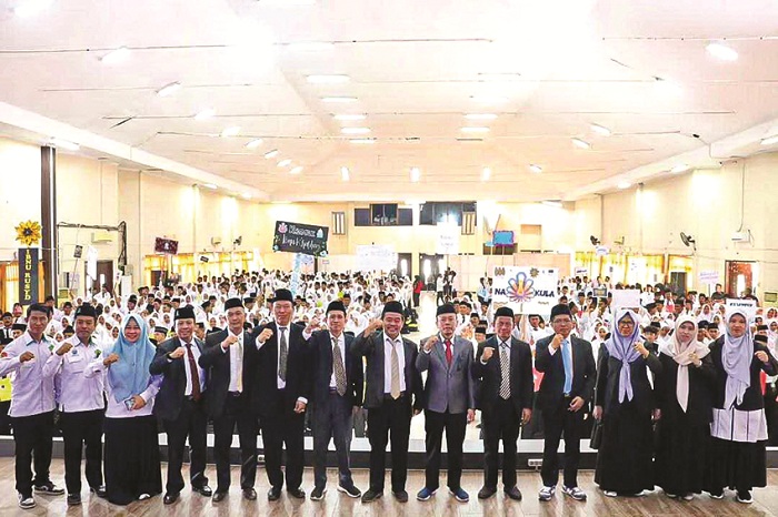 DEMI GENERASI EMAS: Rektor UIN Madura dan jajarannya berfoto bersama dengan mahasiswa PBAK Senin (25/8). (UIN MADURA UNTUK JPRM)