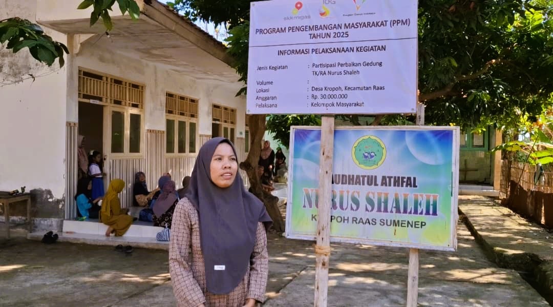 BAHAGIA: Nur Aisyah selaku ketua Lembaga Pendidikan Nurus Shaleh saat berada di depan sekolahnya, Kamis (21/8).