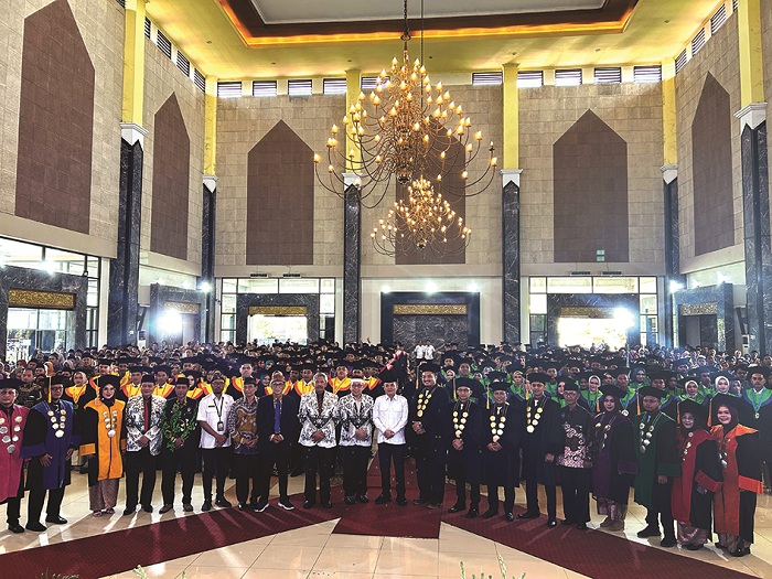 GENERASI EMAS: Jajaran ketua dan wakil ketua STKIP PGRI Bangkalan berfoto bersama ratusan wisudawan Rabu (27/8). (VIVIN AGUSTIN HARTONO/JPRM)