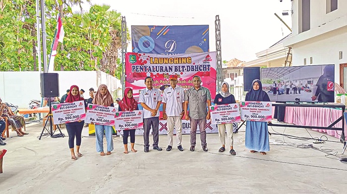 DISALURKAN: Proses launching penyaluran BLT DBHCHT di Gudang PR Sekawan Mulia, Desa Lembung Timur, Kecamatan Lenteng, Sumenep, Rabu (20/8). (FAJARISMAN UNTUK JPRM)