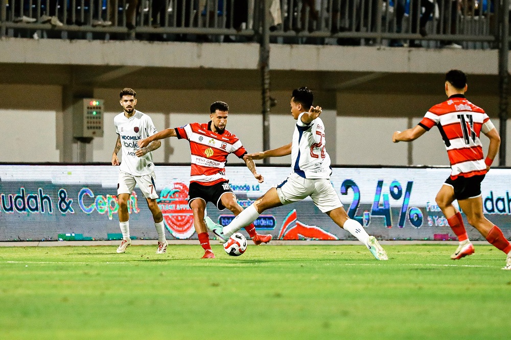 ADU SKILL: Pemain MU Iran Junior dihadang oleh pemain Persita Tangerang Ahmad Fahd pada laga di SGMRP Pamekasan, Minggu (24/8) malam.