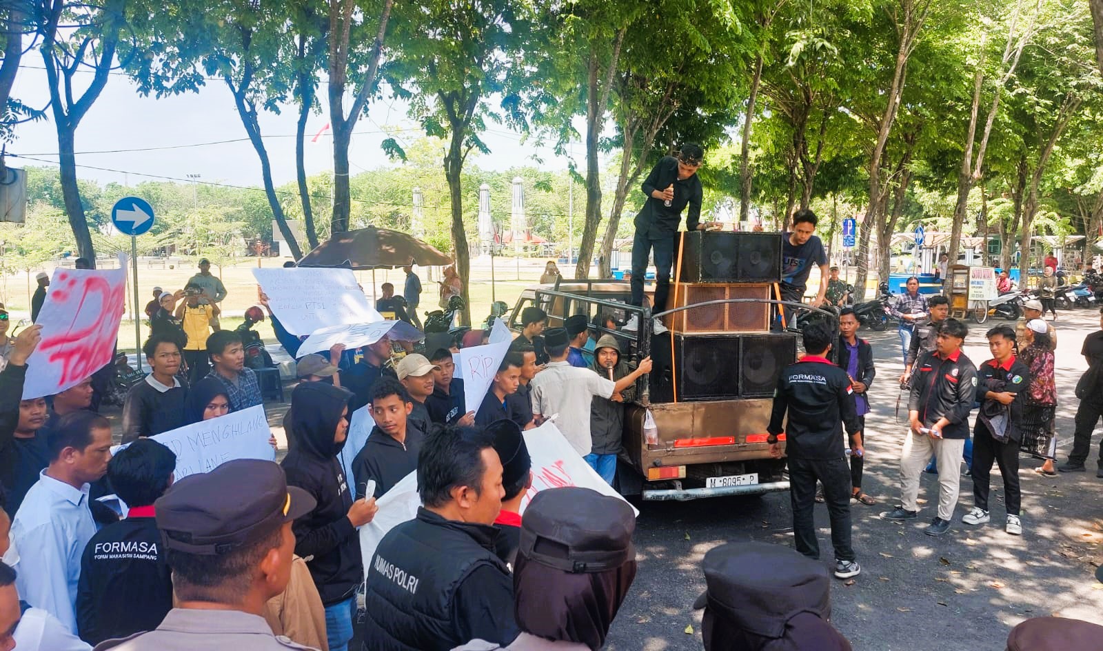 SAMPAIKAN ASPIRASI: Puluhan mahasiswa yang tergabung dalam Formasa melakukan aksi demo di depan kantor DPRD Sampang, Kamis (21/8).