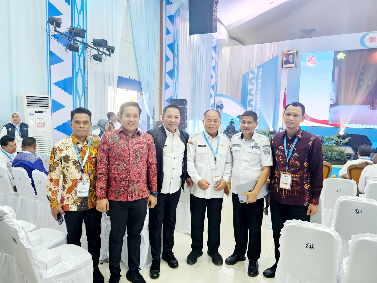 KOMPAK: Bupati Slamet Junaidi bersama Ketua DPRD Sampang Rudi Kurniawan dalam acara Rakornas PHD di Kota Kendari, Provinsi Sulawesi Tenggara, Rabu (27/8). (PROKOPIM UNTUK JPRM)