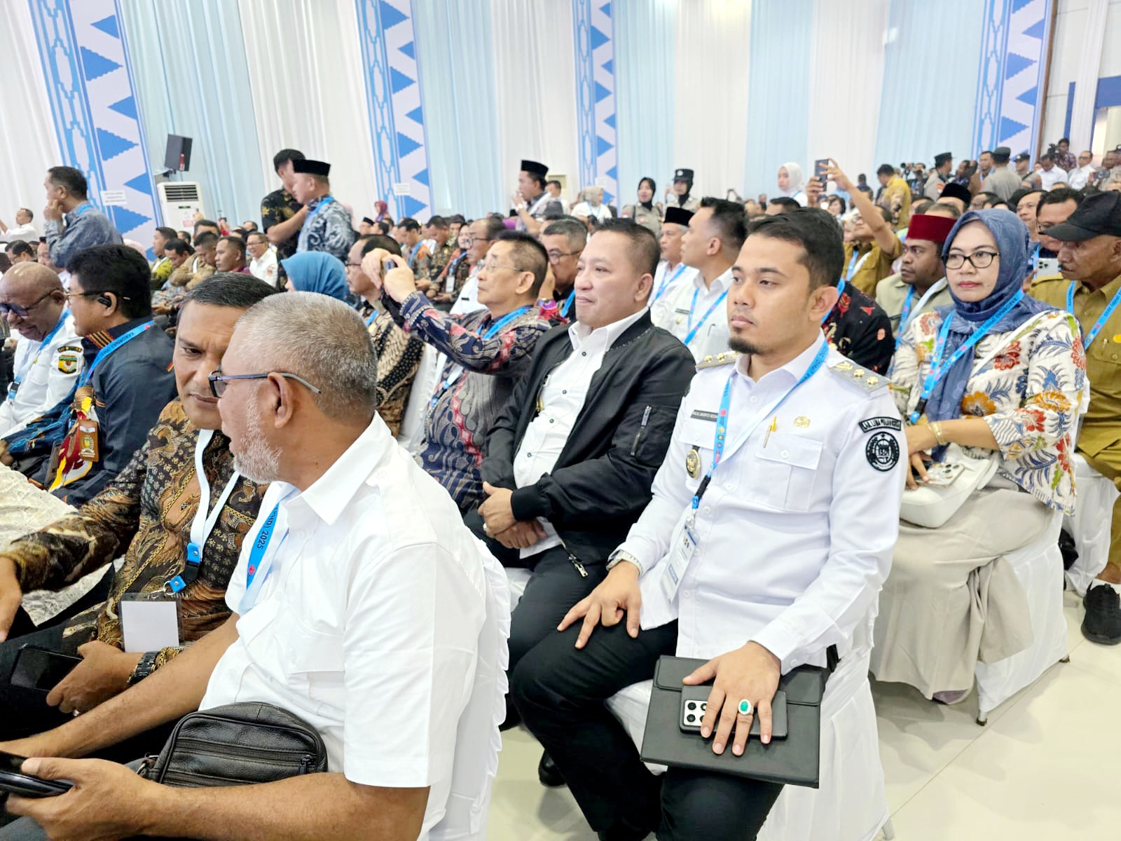ANTUSIAS: Bupati Sampang Slamet Junaidi (pakai jaket) sedang mengikuti rakornas produk hukum daerah di Kota Kendari, Provinsi Sulawesi Tenggara, Rabu (27/8). (PROKOPIM UNTUK JPRM)