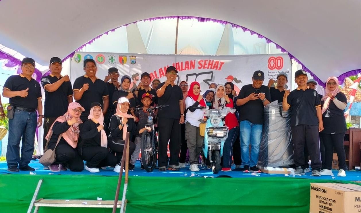 MERIAH: Forpimcam Kedungdung bersama panitia HUT Ke-80 RI dan tiga pemenang utama JJS berfoto bersama di Kecamatan Kedungdung, Sampang, Kamis (28/8).