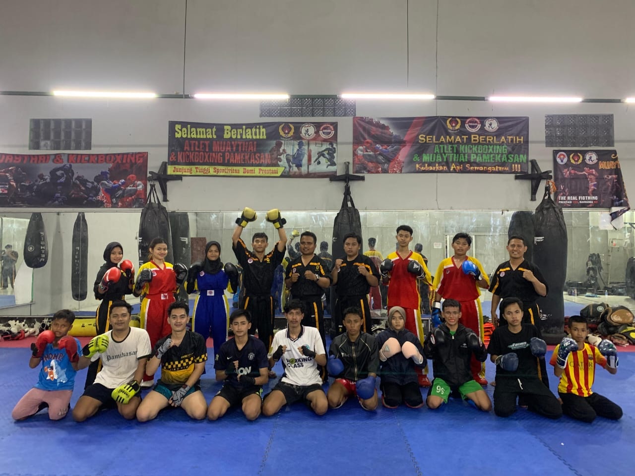 KOMPAK: Atlet KBI Pamekasan berfoto bersama usai latihan di Master Gym, Selasa (5/8) malam