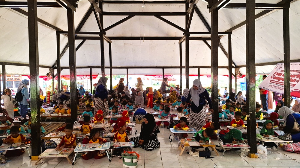 SEMARAK: Peserta lomba semangat mewarnai dan menempel (coding) di Kecamatan Manding Rabu (27/08).