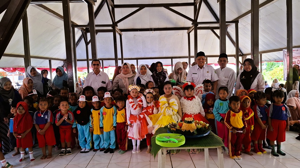 KEBERSAMAAN: Ketua Himpaudi Kec. Manding foto bersama Ketua Panitia FCC JPRM, Camat Manding, Bunda PAUD Kecamatan Manding, dan perwakilan penampil tarian anak ceria peserta lomba mewarnai dan coding.