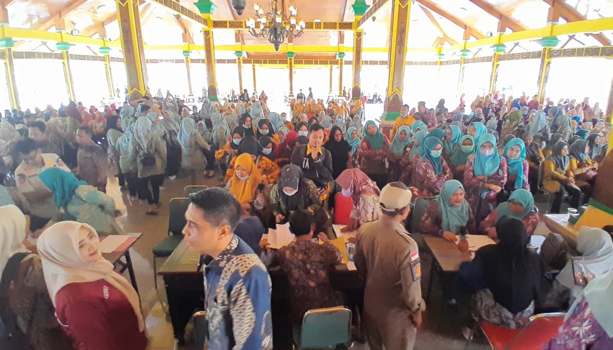 ABDI NEGARA: Ratusan pegawai non-ASN mengikuti proses verifikasi untuk pengusulan PPPK paro waktu di Pendopo Pratanu , Kamis (28/08).